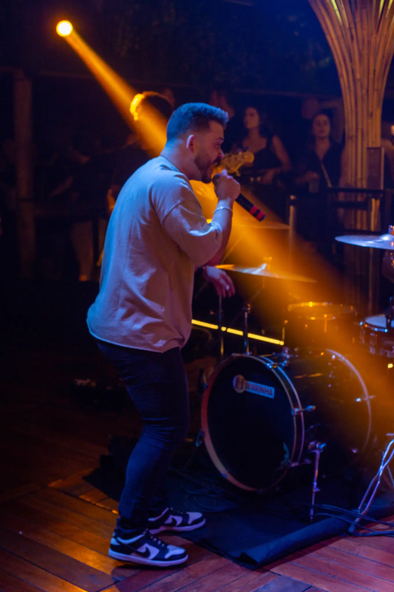 Moisés Dellu cantando